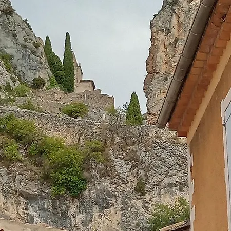 La Maison Sous L'etoile. *