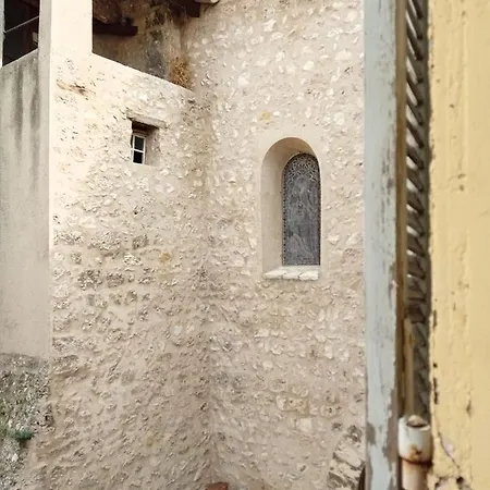 La Maison Sous L'etoile. Moustiers-Sainte-Marie