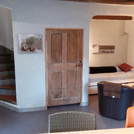 La Maison Sous L'etoile. *