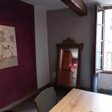 La Maison Sous L'etoile. *